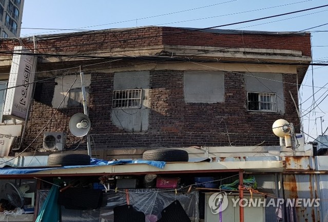 ▲ 22일 오전 11시께 서울 강동구 천호동의 한 성매매 건물에서 화재가 발생해 2명이 숨지고 2명이 중태에 빠졌다. ⓒ연합뉴스