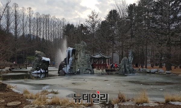 ▲ 명승 제44호로 충북 단양팔경 중 가장 아름다운 자태로 남한강 물 속에 솟아 오른 도담삼봉. 경기도 가평군 가평읍 남이섬에도 도담삼봉이 있다. 단양이 고향이며 남이섬을 국내 최대 관광명소로 발전시킨 강우현 나미나라부회장이 도담삼봉과 육각정자 삼도정(三嶋亭)의 모형을 관광객들을 위해 설치놓았다. ⓒ김정원 기자