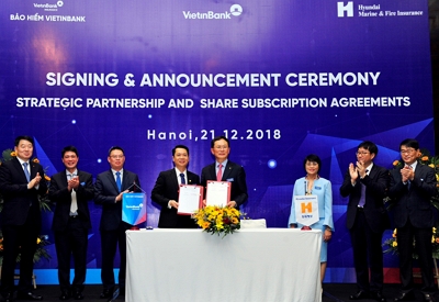 ▲ 지난 21일 베트남 하노이 JW메리어트 호텔에서 열린 지분인수 서명식에 참석한 현대해상 이철영 부회장(왼쪽 5번째)과 VBI 레 뜨언 쭝 대표이사(왼쪽 4번째), 비엣틴은행 쩐 밍 빙 은행장(왼쪽 3번째) 등 관계자들이 기념촬영을 하고 있다.ⓒ현대해상