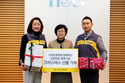 ▲ KB손해보험 크라운멤버로 활동 중인 디아이인슈 대리점 김영옥 대표(맨 좌측)와 이남오 대리점 이남오 대표(맨 우측), 홀트아동복지회 자원개발실 신미숙 실장(가운데)이 참석해 기념촬영을 하고 있다.ⓒKB손해보험