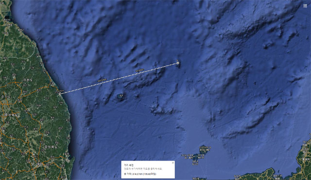 구글 맵에서 찾아본, 독도 북동쪽 100km 지점 해역과 해군 제1함대 사령부가 있는 강원도 동해시 간의 거리. ⓒ구글 맵 캡쳐.