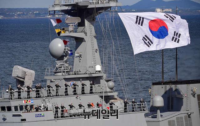 ▲ 지난 10월 제주관함식 당시 해군 광개토대왕함. 함교 위로 레이더들이 보인다. ⓒ뉴데일리 DB.