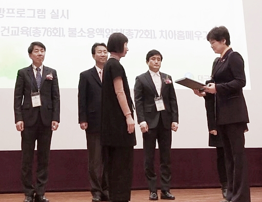 ▲ 수성구 고산건강생활지원센터가 대구시교육감으로부터 교육기부 유공기관 감사패를 받고 있다.(사진왼쪽부터 김연주 고산건강생활지원센터장, 오른쪽 강은희 교육감)
ⓒ수성구