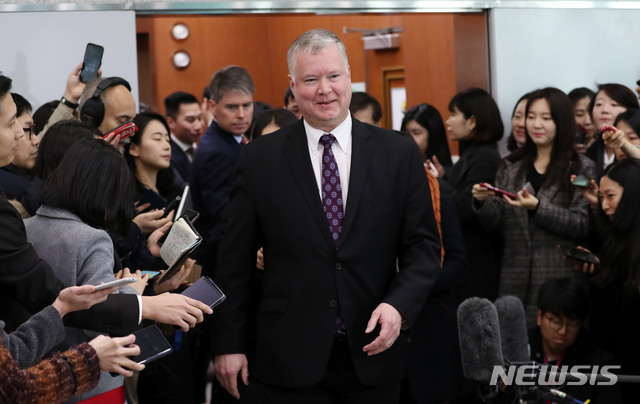 ▲ 외교부 청사를 나서고 있는 스티븐 비건 대북정책 특별대표ⓒ뉴시스. 무단 전재 및 재배포 금지.