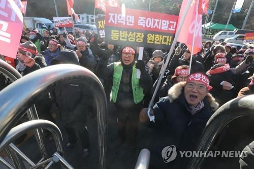 ▲ 지난 24일 경기도 남양주시 금곡동 남양주시청 정문에서 왕숙 1,2지구 수용을 반대하는 주민들이 집회를 열고 시장 면담을 요구하는 모습. ⓒ연합뉴스