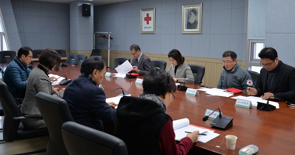 ▲ 지난 11일 대한적십자사 충북지사에서 열린 우수리기금 성금집행심의위원회 심의 장면.ⓒ대한적십자사 충북지사