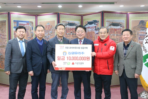 ▲ 사진은 좌측으로부터 동일유리 김정환 대표이사, 김영갑 부회장,　김영진 회장, 한범덕 시장, 이명식 충북공동모금회장, 남성현 청주시 복지국장.ⓒ청주시