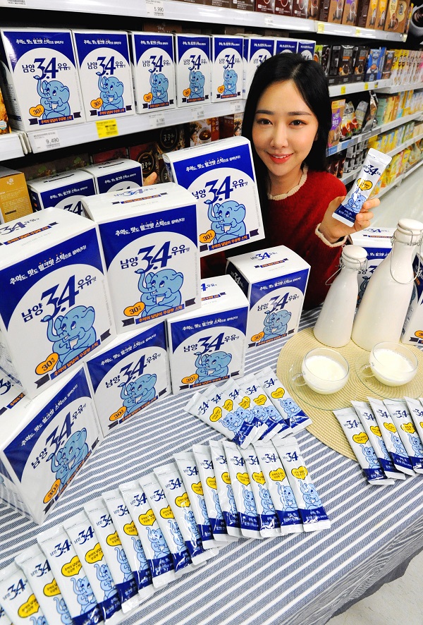 ▲ 26일 서울 등촌동 홈플러스 강서점에서 모델이 ‘남양 3.4 우유맛 스틱’을 선보이고 있다. ⓒ홈플러스