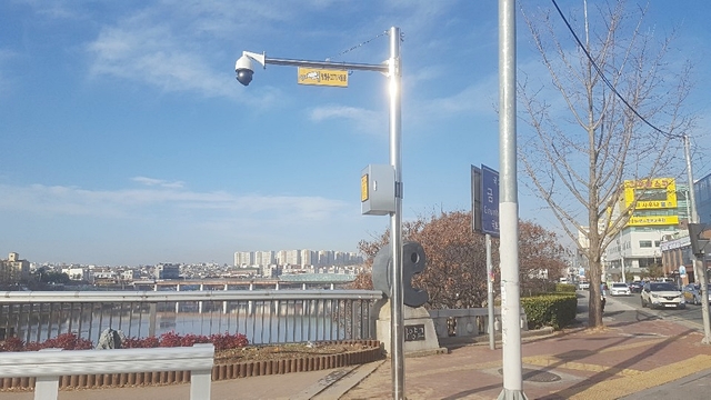 ▲ 대구 동구청이 아양교 다리에 자살방지시스템을 설치했다.ⓒ동구