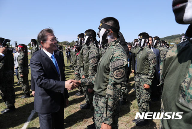 ▲ 2017년 9월 경기 평택 해군2함대 사령부에서 특전사 장병을 격려하는 문재인 대통령. 문재인 정부는 국방백서에서 