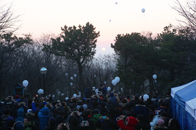 ▲ 지난 2016년 수성구 천을산 해맞이 행사에서 주민들이 소원풍선을 날리며 일출 광경을 보고 있다.ⓒ수성구
