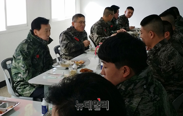 ▲ 손학규 대표가 서헌원 해병대 제2사단장(좌측 두 번째) 및 군 장병들과 함께 식사하고 있다. ⓒ정호영