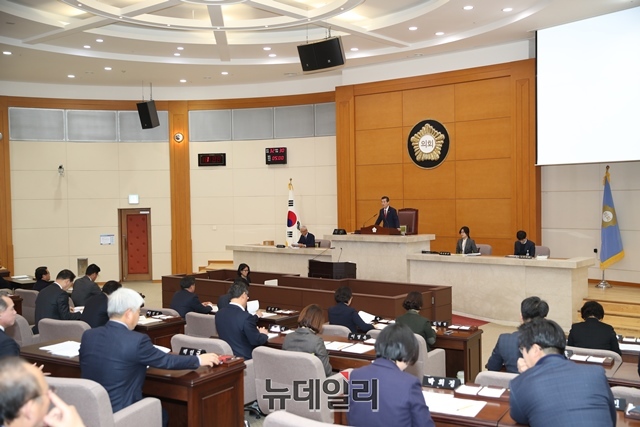 ▲ 서재원 포항시의회의장이 26일 제2차 정례회 폐회를 선언하고 있다.ⓒ뉴데일리