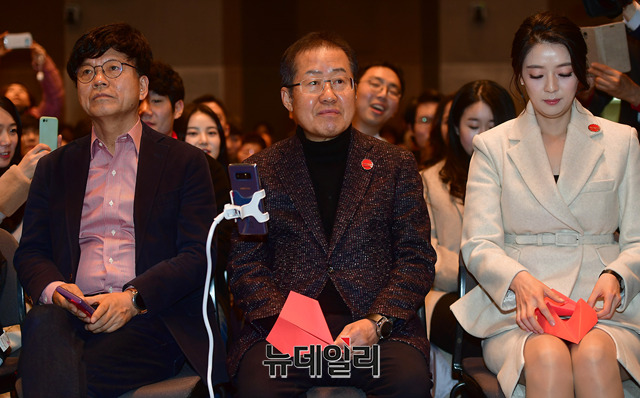 ▲ 26일 서울 프레스센터에서 열린 '프리덤코리아'창립 행사에 참석한 이병태 카이스트 교수(앞줄 왼쪽부터), 홍준표 전 자유한국당 대표, 배현진 한국당 대변인. ⓒ뉴데일리 정상윤 기자