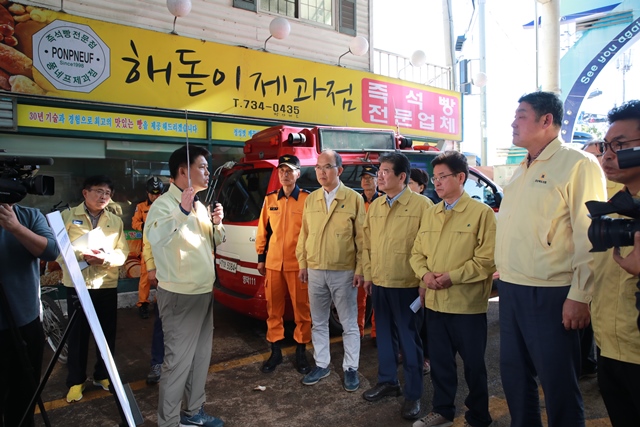 ▲ 이희진 군수가 태풍 콩레이 피해현장을 시찰하는 장면.ⓒ영덕군