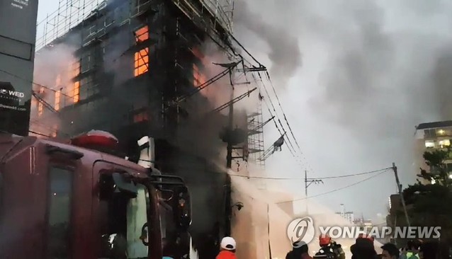 ▲ 26일 오후 5시 14분께 서울 강남구 청담동 강남구청 인근 지상 4층 지하 3층 복합건물 신축공사장에서 화재가 발생했다. ⓒ연합뉴스