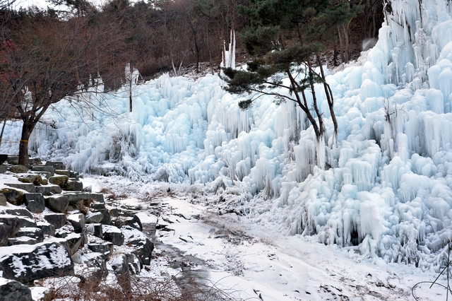 ▲ 비슬산자연휴양림 얼음동산은 특히 비슬산의 겨울 환경변화에 맞춰 계곡 간 빙벽산책로에 겨울 감성테마 포토존을 설치해 보다 색다르고 따뜻한 겨울 감성 분위기를 연출하고 있다.ⓒ달성군