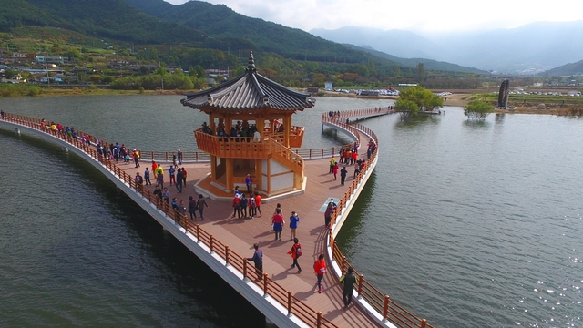 ▲ 송해공원은 옥연저수지를 감싼 10.5km 둘레길, 전국에서 두 번째로 큰 10m의 대형물레방아 등이 조성돼 연간 75만명의 관광객이 찾는 대구의 핫플레이스로 명성이 자자하다.ⓒ달성군