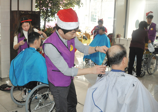 ▲ 담쟁이 봉사단 회원들이 대구보건대학교병원에서 미용 봉사활동을 펼치고 있다.ⓒ대구보건대