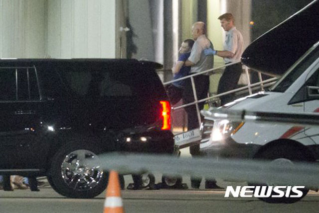 ▲ 혼수상태로 귀국하는 故오토 웜비어의 모습. ⓒ뉴시스. 무단전재 및 재배포 금지.