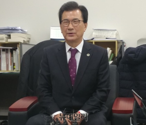 ▲ 27일 이시종 충북도지사가 충북도청 기자실에서 2018년 송년 기자회견을 하고 있다.ⓒ박근주 기자