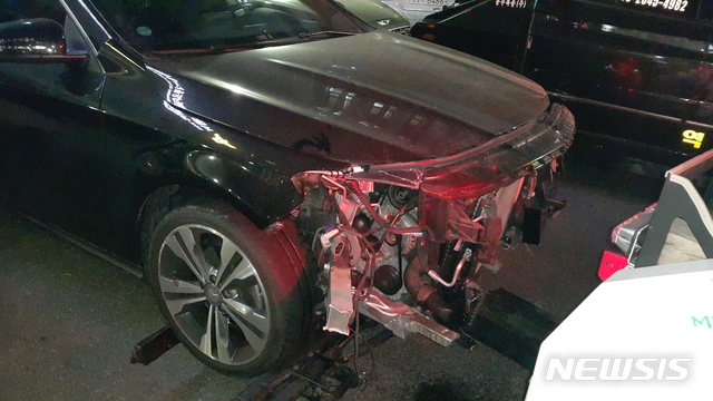 ▲ 26일 서울 강남경찰서는 뮤지컬배우 손승원을 특가법상 도주치상 및 위험운전치사상죄와 도로교통법상 음주운전 및 무면허운전 혐의로 입건했다고 밝혔다. 사진은 손승원이 운전한 차량 사진. ⓒ사진=강남경찰서 제공