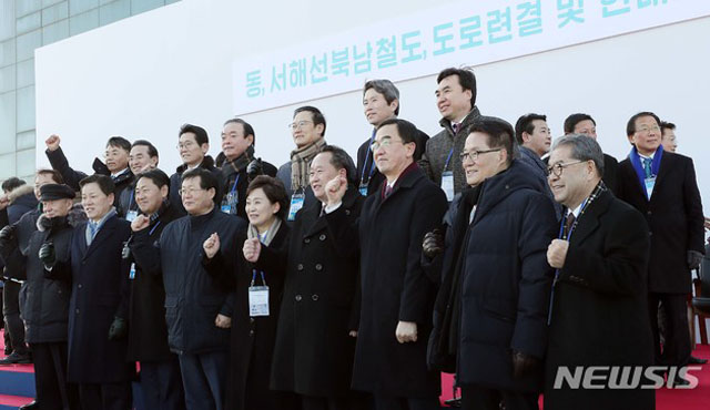 ▲ 지난 26일 개성 판문역에서 열린 남북철도·도로연결 착공식에 참석해 기념사진을 찍는 여야 의원들. 한국 정부와 언론은 착공식을 두고 호들갑을 떨었지만 북한은 선전매체를 통해 단 네 줄짜리 기사만 내놨다. ⓒ뉴시스. 무단전재 및 재배포 금지.