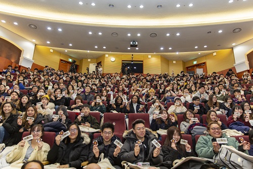 ▲ 27일 서울 성북구 고려대학교에서 열린 '고려대 국제동계대학(IWC) 입학식 및 오리엔테이션'에서 IWC에 참가한 외국인 학생 등이 기념촬영을 하고 있다. ⓒ고려대