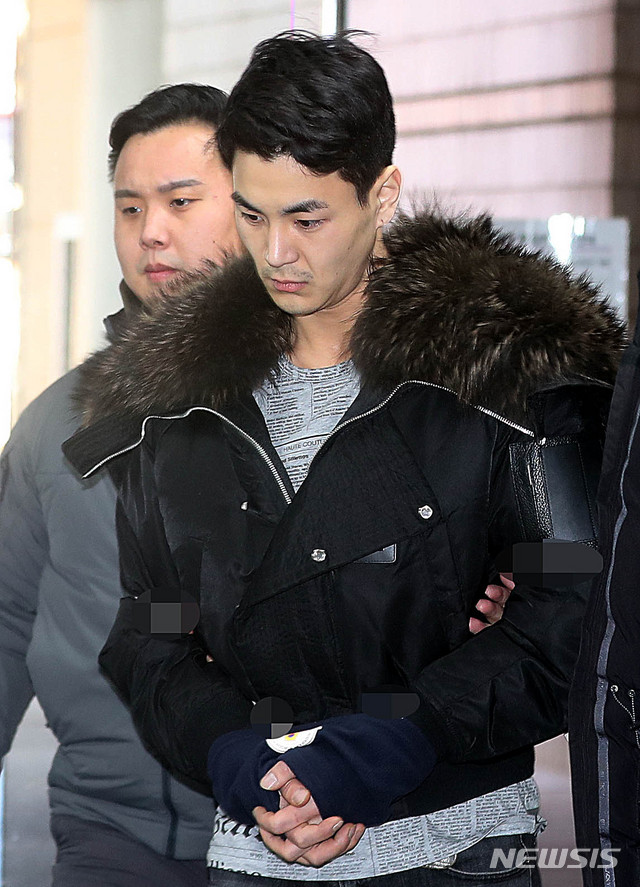 ▲ 아이돌그룹 '남녀공학' 출신 배우 차주혁이 27일 오후 서울 서초구 서울중앙지방법원에서 퇴거 불응 및 모욕죄, 마약류관리에 관한 법률 위반 혐의로 영장실질심사(구속전 피의자 심문)을 받기 위해 법정으로 향하고 있다. ⓒ 뉴시스