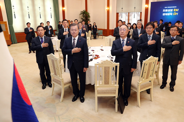 ▲ 26일 문재인대통령 주재로 국민경제자문회의가 청와대에서 열렸다. ⓒ 청와대