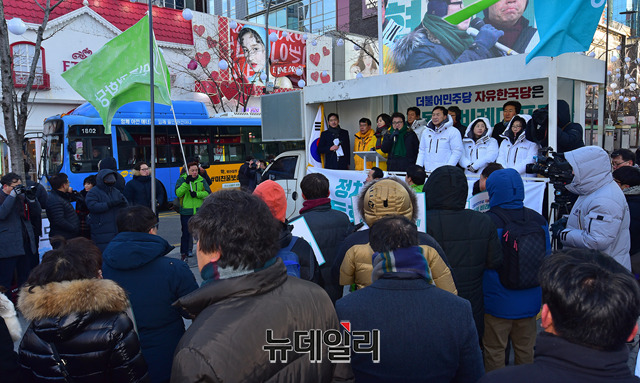 ▲ 3당 관계자는 이날 국회 집회에 이어 서대문구 신촌 현대백화점 유플렉스 앞에서 같은 취지의 집회를 연이어 벌였다. ⓒ뉴데일리 정상윤