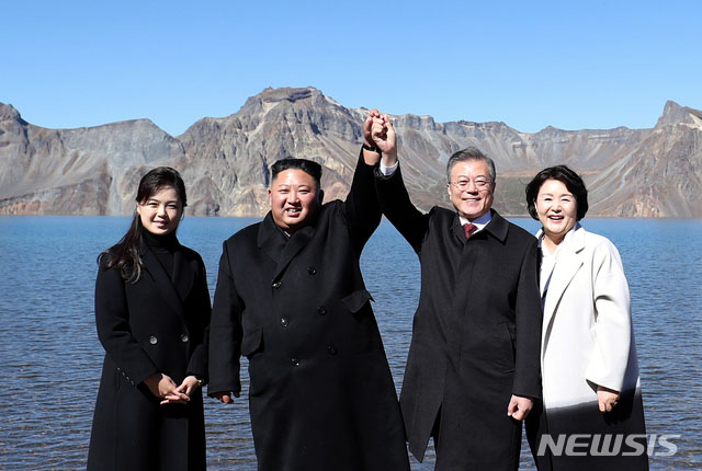 ▲ 지난 9월 백두산 천지에 오른 김정은과 문재인 대통령 내외. ⓒ뉴시스. 무단전재 및 재배포 금지.