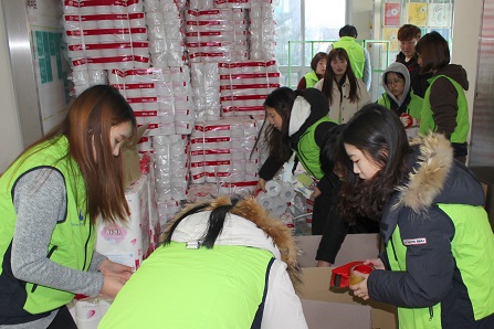 ▲ 지난 26일 서울 서대문구 그린내를 찾은 성신체인지 사회봉사단이 화장지 제작 작업에 참여하고 있다. ⓒ성신여자대학교