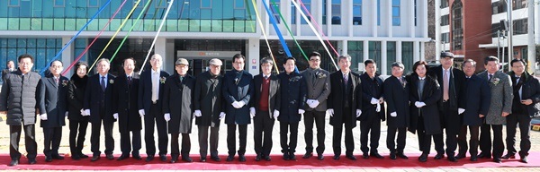 ▲ 충북연구원 준공식이 28일 이시종 충북도지사 등이 참석한 가운데 신청사 준공식을 갖고 업무에 들어갔다. 사진은 준공식 장면.ⓒ충북도