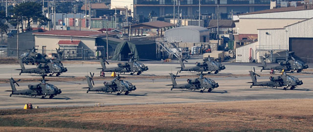 ▲ 경기 평택 캠프 험프리스에 주기 중인 AH-64D 롱보우 아파치 헬기. 美육군 제2사단 예하에 배속된 전투헬기대대 소속이다. ⓒ뉴시스. 무단전재 및 재배포 금지.