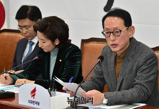 ▲ 자유한국당 김도읍 청와대 특감반 조사단장이 28일 오전 국회에서 열린 청와대 특별감찰반 정권실세 사찰 보고 묵살 및 불법사찰 의혹 진상조사단 회의에서 모두발언을 하고 있다.ⓒ뉴데일리 이종현 기자