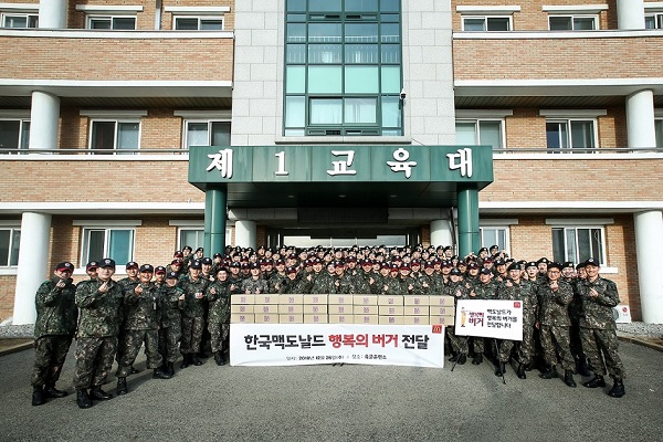 ▲ 맥도날드는 행복의 버거 캠페인 일환으로 논산 육군훈련소에 애플파이 1만 2000개를 제공했다. ⓒ맥도날드