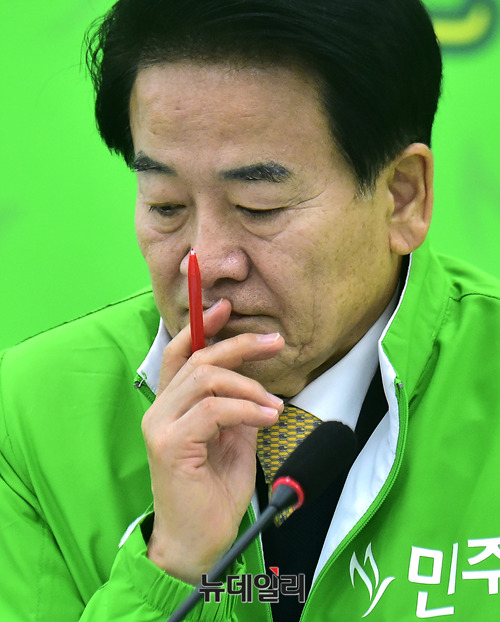 ▲ 지난 17일 오전 국회에서 열린 최고위원 국회의원 연석회의에 참석한 정동영 민주평화당 대표. ⓒ 이종현 기자