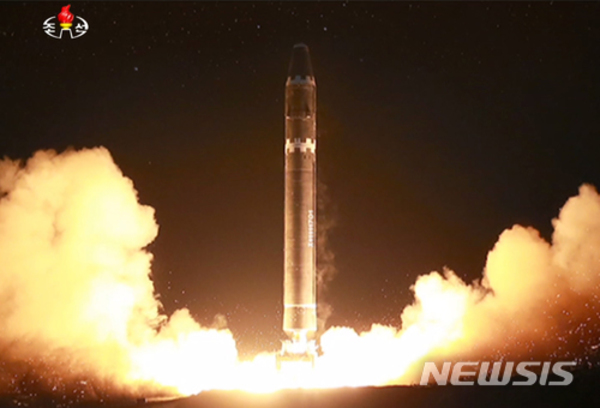 ▲ 북한이 공개했던 2017년 11월의 화성-15형 미사일 발사 장면ⓒ뉴시스. 무단 전재 및 재배포 금지.