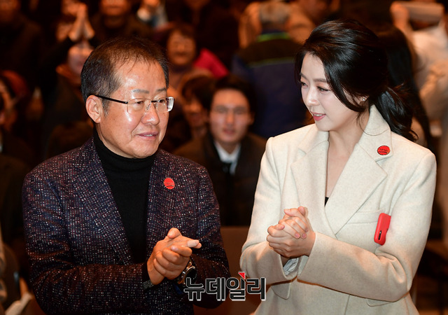 ▲ 홍준표 자유한국당 전 대표와 배현진 전 자유한국당 비대위 대변인이 26일 오후 서울 중구 한국프레스센터에서 열린 우파진영 싱크탱크인 '프리덤코리아' 포럼 창립식에서 대화를 나누고 있다. ⓒ 정상윤 기자