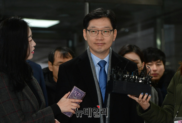 ▲ 김경수 경남지사가 28일 오전 서울 서초구 중앙지법에서 열린 결심 공판에 출석하며 취재진의 질문에 답하고 있다.ⓒ뉴데일리 정상윤 기자