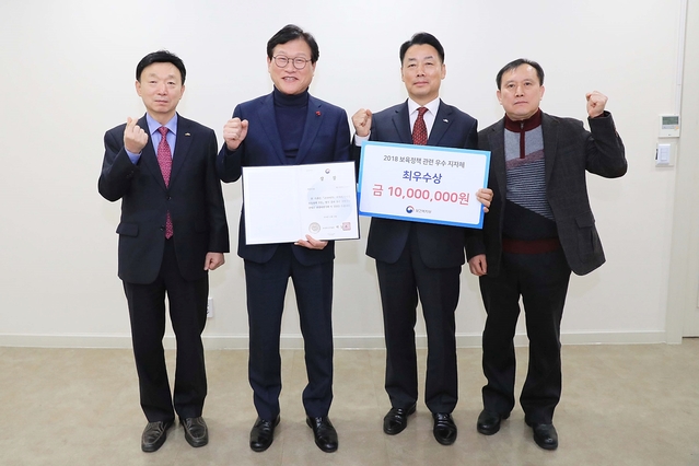 ▲ 수성구가 2018년 보육정책 평가 최우수 지방자치단체로 선정돼 관계자들이 기념촬영을 하고 있다.(사진왼쪽부터 두 번째 김대권 수성구청장)ⓒ수성구청