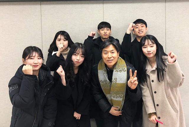 ▲ 영진전문대 스마트경영계열 금융실무반이 국내 대기업 금융사에 4명의 합격자를 배출했다.(사진은 금융사에 합격한 학생들과 김영목 지도교수(앞줄 왼쪽서 세 번째))ⓒ영진전문대