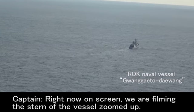 ▲ 日초계기는 韓해경 삼봉호와 해군 광개토대왕함에 접근하면서 줌인을 한다. ⓒ日방위성 영상 캡쳐.