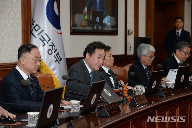 ▲ 정부는 이날 오전 서울정부청사에서 이낙연 국무총리 주재로 올해 마지막 국무회의를 열고 최저임금 시행령 개정안 수정안을 통과시켰다. ⓒ뉴시스