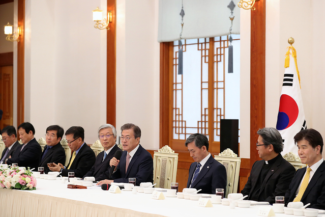 ▲ 문재인 대통령이 지난 4월 19일 언론사 사장과 오찬간담회를 하는 모습. ⓒ청와대 제공