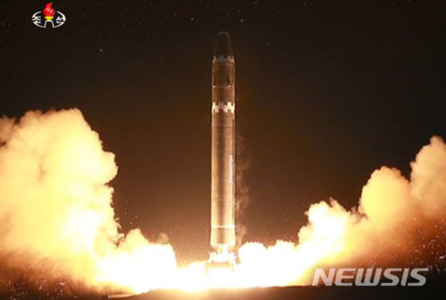 ▲ 2017년 11월 29일 북한이 발사한 대륙간 탄도미사일(ICBM) '화성-15형'. 북한은 '화성-15형' 발사 전에도 텔레메트리 시험을 했다. ⓒ뉴시스. 무단전재 및 재배포 금지.