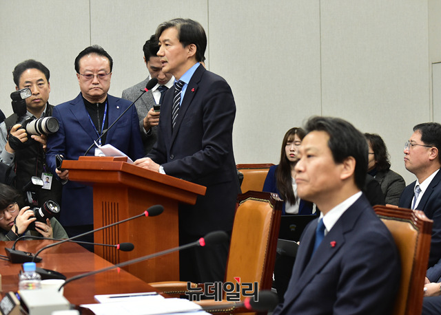 ▲ 31일 국회 운영위원회에 출석한 조국 청와대 민정수석(왼쪽). 오른쪽은 임종석 청와대 비서실장이다. ⓒ뉴데일리 이종현 기자