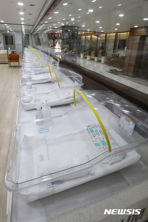 ▲ 올 3분기 출생아수는 겨우 8만명대에 머물며 올해 합계출산율이 1.0명 이하로 떨어졌다. 텅 빈 신생아실 ⓒ뉴시스