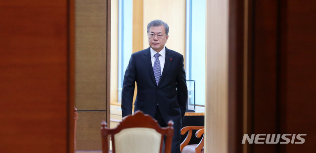 ▲ 31일 청와대 여민관에서 열린 수석보좌관회의에 참석한 문재인 대통령ⓒ뉴시스. 무단 전재 및 재배포 금지